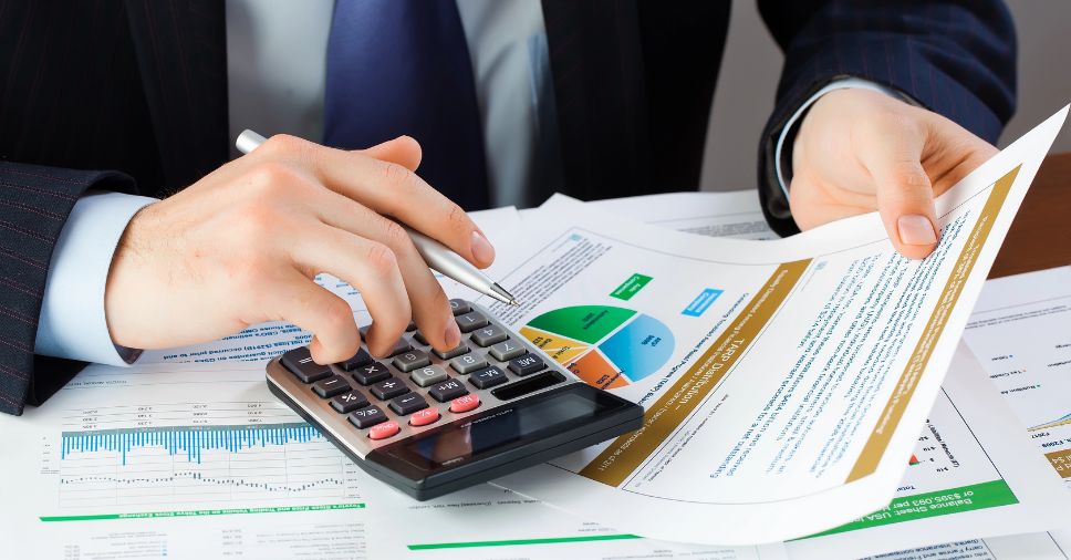 Executivo conferindo resultados melhores com bpo financeiro para empresas